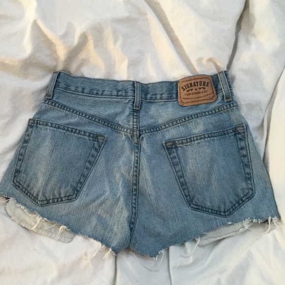 Signature Levi Jean Shorts - Picture 3 of 3